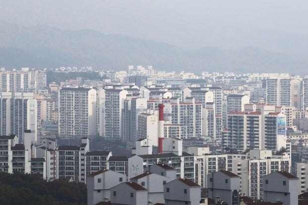 서울 강북구 북서울꿈의숲에서 바라본 도봉구 아파트 단지 모습.  사진=뉴스1