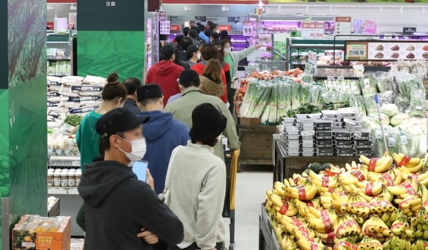 SSG랜더스 KBO리그 통합우승 기념 쓱세일 당일 서울 이마트 용산점을 찾은 시민들. /뉴스1