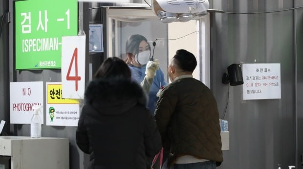 서울 용산구보건소 코로나19 선별진료소를 찾은 PCR 검사를 받고 있다.(사진=뉴스1)