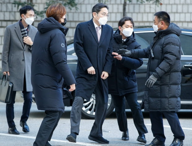 이재용 삼성전자 회장이 1일 오전 서울 서초구 서울중앙지방법원에서 열린 회계 부정·부당 합병 혐의 관련 공판에 출석하던 중 날아온 계란을 피하고 있다.  /사진=뉴스1