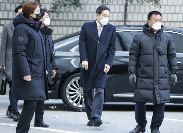 Throwing eggs at President Lee Jae-yong in court… The culprit is Lee Mae-ri, a broadcaster.