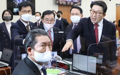 방송법 개정안 野 '단독 의결'…與 권성동 "개판" 반발