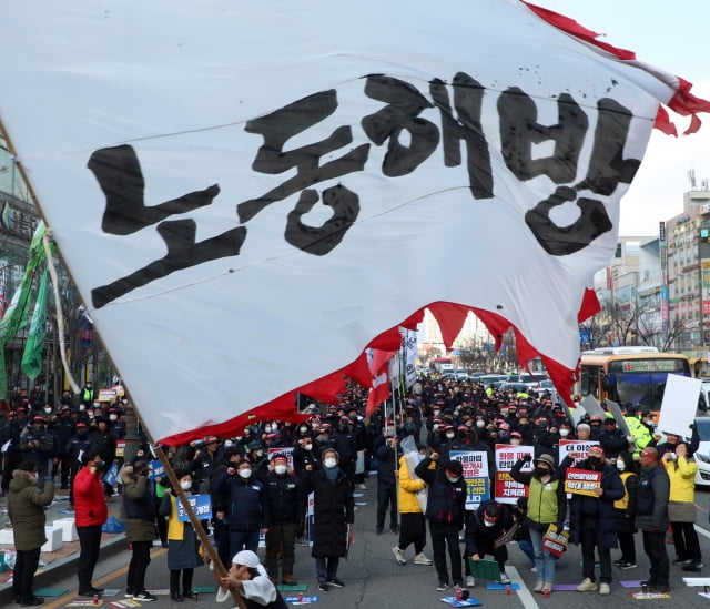 민주노총 전북본부 관계자들이 6일 전북 군산시 수송동 롯데마트 앞에서 총파업 총력투쟁 결의대회를 하고 있다. / 사진=뉴스1