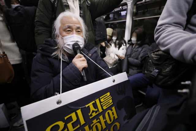 전국장애인차별철폐연대 박경석 대표가 12일 서울 용산구 삼각지역에서 장애인 권리 예산 확보를 위한 지하철 타기 선전전을 벌이고 있다.  / 사진=뉴스1