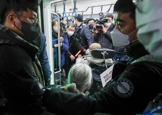 전국장애인차별철폐연대(전장연) 회원들이 13일 오전 서울 용산구 삼각지역에서 장애인 권리 예산 확보를 위한 지하철 타기 선전전을 위해 이동하고 있는 모습. / 사진=뉴스1