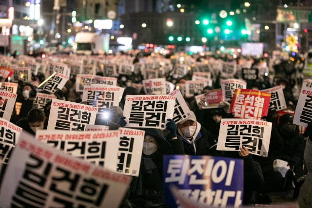 17일 오후 서울 중구 태평로 일대에서 열린 '김건희 특검·윤석열 퇴진 제19차 촛불대행진'에서 참가자들이 구호를 외치고 있다. / 사진=뉴스1