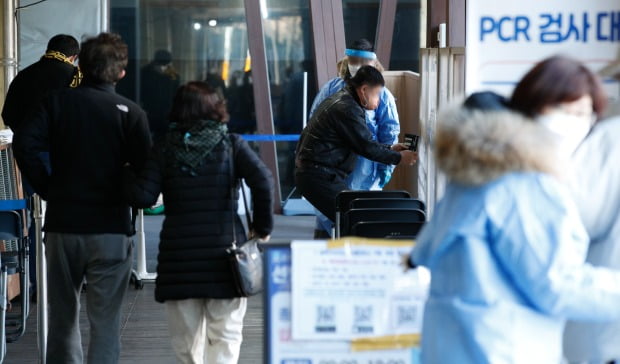 서울 송파구보건소에 마련된 신종 코로나바이러스 감염증(코로나19) 선별진료소에서 의료진이 검사를 받기 위해 찾아온 시민들을 안내하고 있다.(사진=뉴스1)