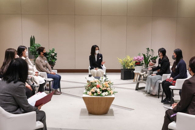 오대일 기자 = 김건희 여사가 20일 서울 영등포구 63컨벤션센터에서 열린 한부모 가족 한마당 행사에서 한부모 가족과 사전 환담을 하고 있다. / 사진=뉴스1