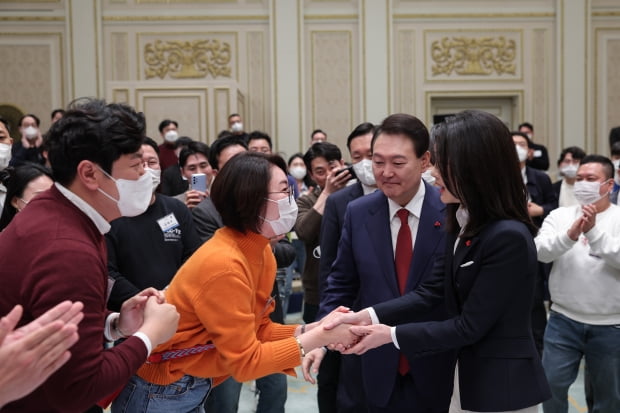 윤석열 대통령과 김건희 여사가 20일 오후 청와대 영빈관에서 열린 청년과의 간담회에서 참석자들과 악수하고 있다. 사진=뉴스1