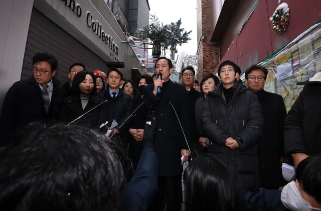 우상호 국회 용산 이태원 참사 진상규명과 재발방지를 위한 국정조사특별위원회 위원장이 21일 오전 서울 용산구 이태원 참사현장 현장조사를 하기에 앞서 발언하고 있다. / 사진=뉴스1