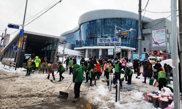 24일 오전 광주 지역자율방재단이 광주 송정역 주변에서 도로 제설작업을 하고 있다.(광주시 제공)사진=뉴스1