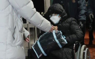 국정농단 최서원, 6년여 만에 임시 석방…"척추 수술 필요"