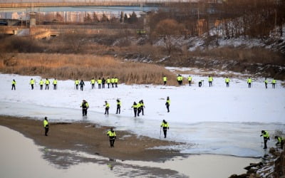 '택시 기사 살인범' 동거녀 시신 육상수색, 중단…왜?