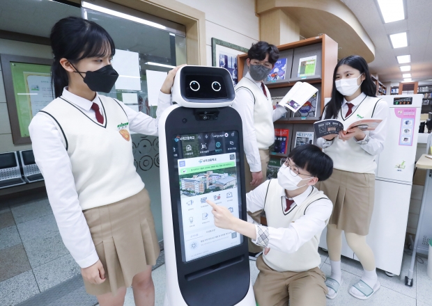 학교 간 LG 클로이 로봇, 디지털 교육 돕는다