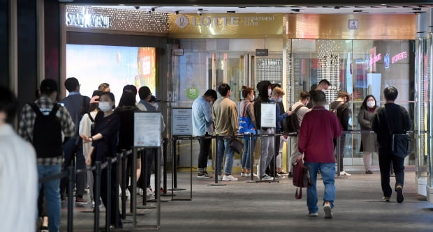 2020년 10월 서울 롯데면세점 명동점에서 개장을 기다리는 중국인들이 줄지어 서있다. /사진= 허문찬 한국경제신문 기자