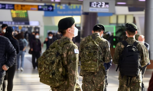 서울역에서 군 장병들이 휴가를 떠나고 있다. 사진=허문찬 기자