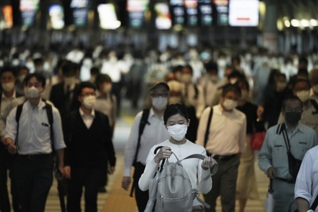 일본 시나가와역의 시민들이 마스크를 쓰고 이동하고 있다. / 사진=연합뉴스