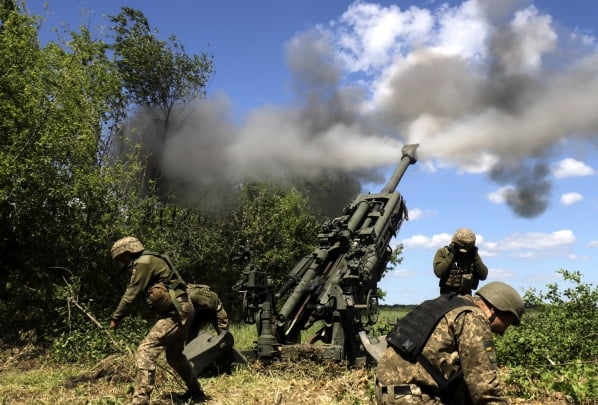 돈바스 전선서 M777 곡사포 발사하는 우크라군 2022.6.7 [사진=EPA 연합뉴스]