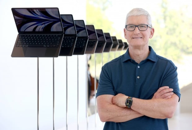 팀 쿡 애플 최고경영자(CEO)가 지난 6월 미국 캘리포니아주 쿠퍼티노 애플파크에서 열린 WWDC22 기간 동안 새롭게 디자인된 맥북에어 노트북 디스플레이 옆에 서 있는 모습. 사진=AFP