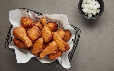 BBQ는 연봉 올리는데…교촌은 인력감원 칼바람