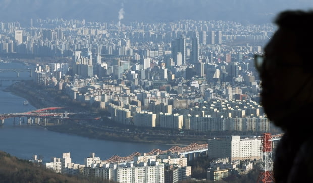 서울 남산타워에서 바라본 아파트 모습. 사진=한경DB