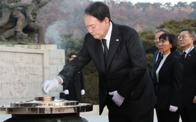 [속보] 尹 "모든 외교 중심을 경제에…수출전략 직접 챙길 것" 