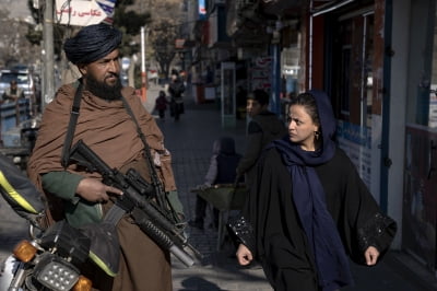 IS, 아프간 카불 군 비행장 폭탄 공격…"10명 사망"