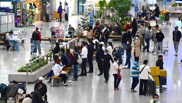 인천 중구 인천국제공항 1터미널 출국장에서 여행객들이 출국 수속을 하기 위해 줄지어 서 있는 모습. 사진=한경DB