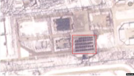 지난달 20일 북한 평양 미림비행장 북쪽 훈련장을 촬영한 위성사진. 병력 대열을 이룬 사각형 안에 최대 1만2000명이 운집한 것으로 추정된다. /사진=VOA 방송화면 갈무리