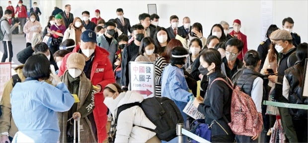 2일 인천국제공항 제1여객터미널 입국장에서 공항 직원들이 중국에서 들어온 입국자를 분류하고 있다. 방역당국은 이날부터 중국에서 입국하는 모든 사람을 상대로 코로나19 유전자증폭(PCR) 검사를 시작했다./사진=한경DB
