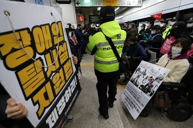 전국장애인차별철폐연대(전장연) 회원들이 2일 오전 서울 삼각지역에서 장애인 권리 예산 확보를 위한 지하철 타기 선전전에 나섰으나 승차를 저지당하고 농성을 벌이고 있다. /사진=뉴스1