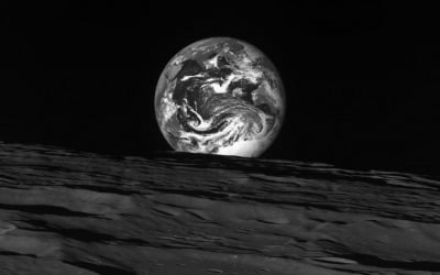 다누리가 촬영한 지구와 달…尹 "머지않아 달에 꽂은 태극기 볼 것"