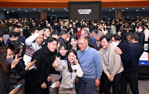 정의선 현대자동차그룹 회장이 3일 경기도 화성 남양연구소에서 열린 신년회가 끝난 뒤 직원들과 기념촬영을 하고 있다. 현대자동차 제공.