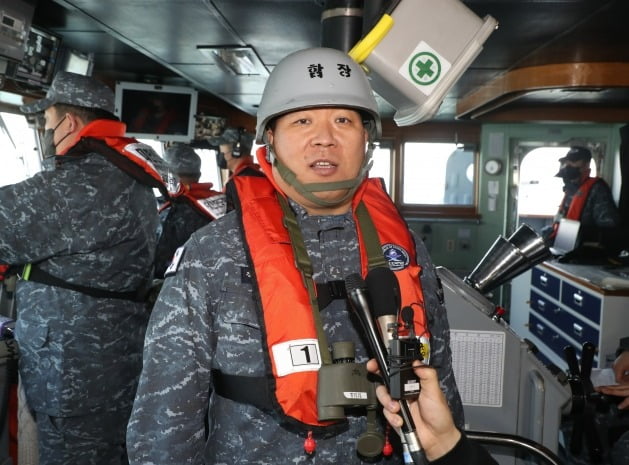 을지문덕함장 김국환 대령이 지난 4일 서해상에서 진행된 대공·대함 실사격 및 전술기동 훈련에서 참가 각오를 밝히고 있다. 사진공동취재단