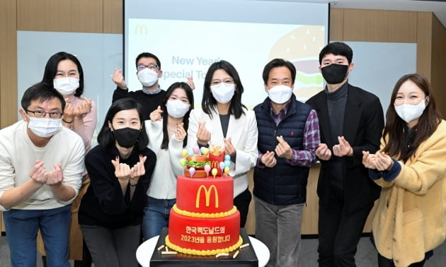 한국맥도날드 김기원 대표(가운데)와 임직원들이 지난 4일 본사에서 열린 신년맞이 사내 타운홀 행사에서 기념 사진 촬영을 진행하고 있다. 사진=한국맥도날드