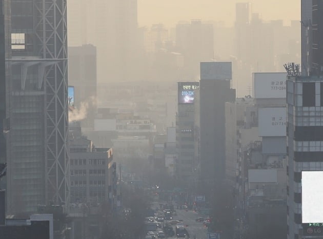 수도권 전역에 미세먼지 예비저감조치가 내려진 6일 오전 서울시교육청에서 바라본 도심이 뿌옇게 보이고 있다. /사진=뉴스1