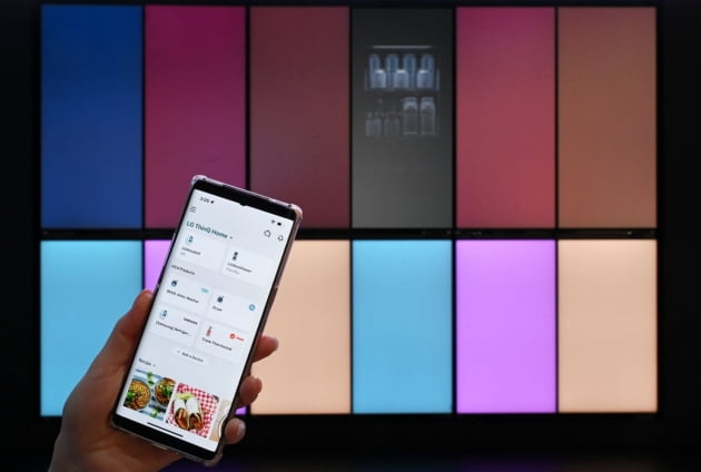 LG 씽큐 사용자는 LG전자가 아닌 타사 제품을 앱에 등록해 제어할 수 있고, 타사 스마트홈 플랫폼 사용자는 무드업 냉장고를 앱에 등록해 냉장고 온도를 확인할 수 있다./사진=LG전자