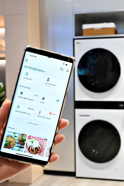 LG 씽큐 사용자는 LG전자가 아닌 타사 제품을 앱에 등록해 제어할 수 있고, 타사 스마트홈 플랫폼 사용자는 워시타워를 앱에 등록해 남은 세탁시간을 확인할 수 있다./사진=LG전자