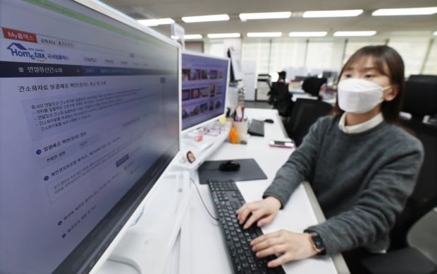 6일 서울의 한 직장인이 국세청 홈텍스 홈페이지에서 연말정산간소화 시스템에 대해 알아보고 있다.사진=김범준 기자