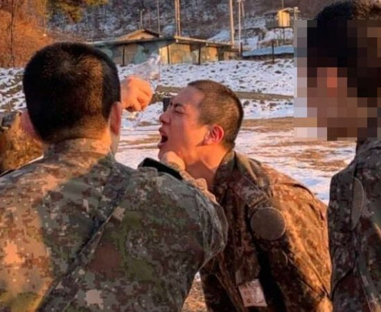 BTS 진이 화생방 훈련을 마친 뒤 얼굴을 물로 씻어내고 있다. / 사진=육군훈련소 대신 전해드립니다