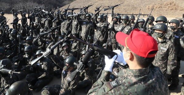 지난 4일 해군병 688기 훈련병이 경남 창원시 진해구 해군교육사령부에서 3주 차 각개전투 훈련에 앞서 총기 파지법 등을 조교에게 배우고 있다. /연합뉴스