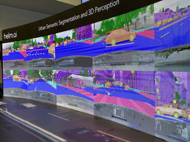 헬름닷에이아이의 AI가 주행시 도로의 사물들을 인식하고 구분한 모습.  /라스베이거스=서기열 특파원