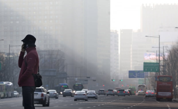 미세먼지가 기승을 부린 8일 오전 서울 광화문광장에서 바라본 도심이 뿌옇게 보이고 있다. 사진=김범준 기자