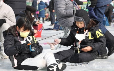 [포토] 산천어 잡기 쉽지 않네