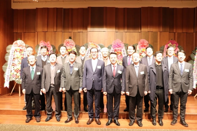 제지업계 대표단이 지난 6일 서울 중구 신라호텔 영빈관에서 열린 신년인사회에서 포즈를 취하고 있다. 한국제지연합회 제공