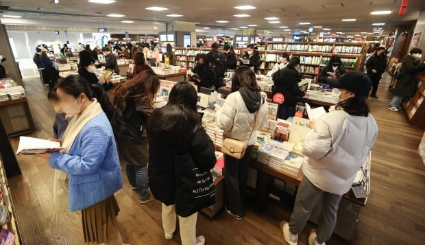 지난 8일 오후 서울 한 대형서점이 이용객들로 북적이는 모습. 연합뉴스