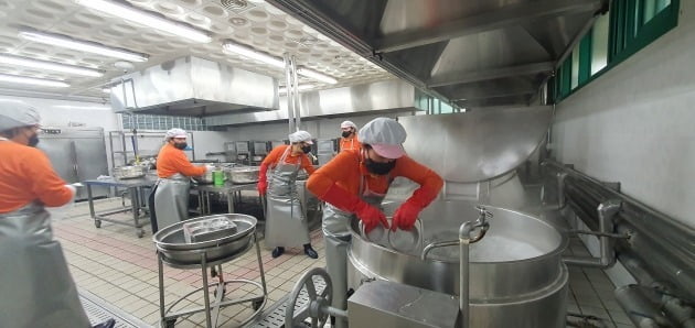 대전 동산고 조리실 근로자들이 쉐마가 만든 조리흄 방어 에어맥마스크를 쓰고 일하고 있다. 쉐마 제공