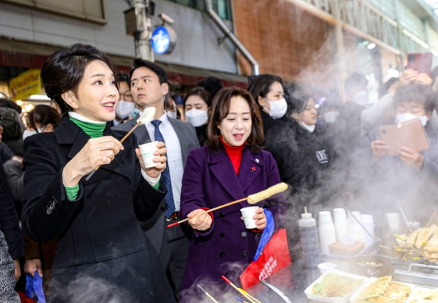 김건희 여사가 11일 오후 대구 중구 서문시장을 찾아 어묵을 맛보며 상인과 대화하고 있다. 뉴스1