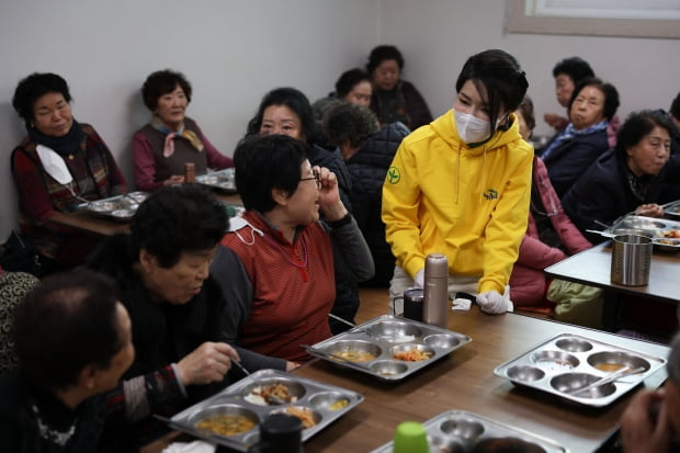 김건희 여사가 11일 대구 성서종합사회복지관에서 어르신들에 급식 봉사를 하고 있다. 대통령실 제공