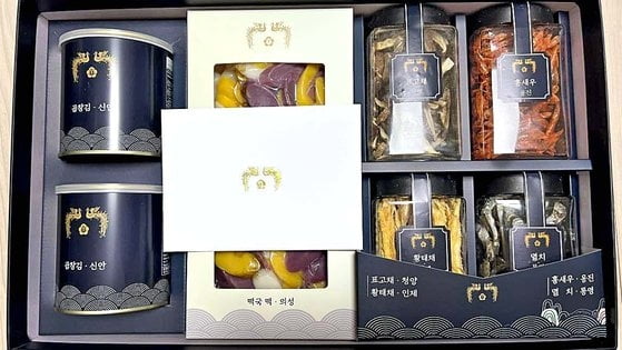 윤석열 대통령, 김건희 여사가 보낸 설 선물 사진=SNS 갈무리